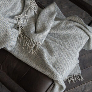 NA ZALOGI Volnena deka WoolMe 130x180 B.MODRA NA ZALOGI Volnena deka WoolMe 130x180 B.MODRA