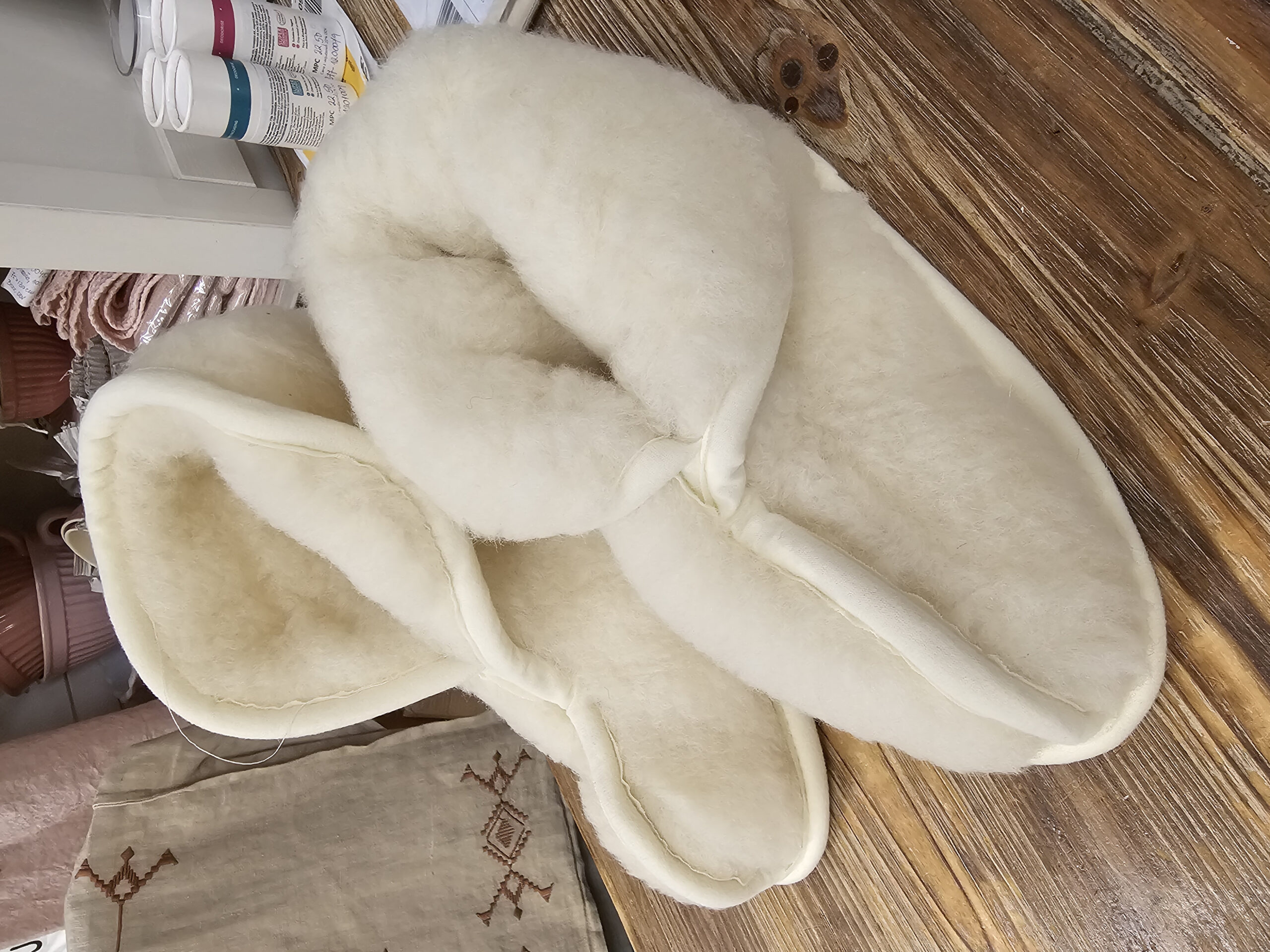 Visoki copati iz 100% kosmatene volne crem, več velikosti