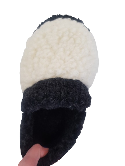 Copati iz 100% kosmatene volne natur, črni nizki, več velikosti Copati iz 100% kosmatene volne natur, črni nizki, več velikosti