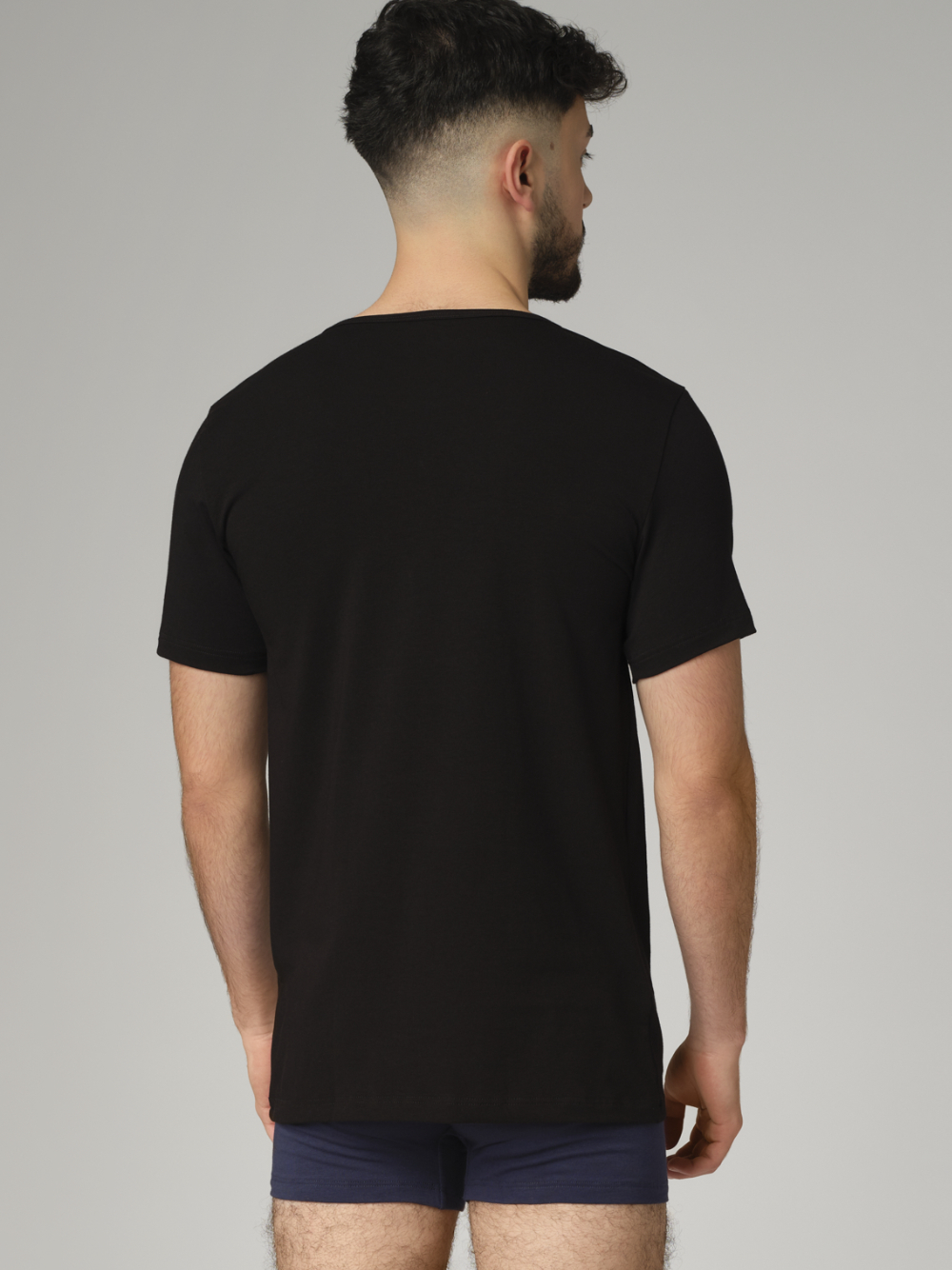 Moška spodnja majica V izrez KR ČRNA L Moška spodnja majica V izrez KR ČRNA L