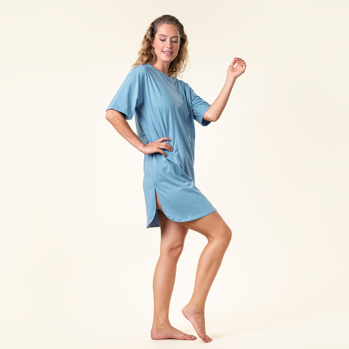 Ženska spalna srajca iz 100% eko bombaža MODRA z belimi pikami Ženska spalna srajca iz 100% eko bombaža MODRA z belimi pikami