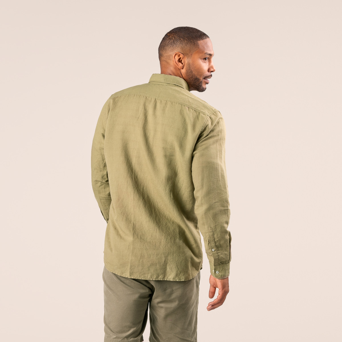 Moška srajca DR iz 55% lana in 45% eko bombaža 48,50 Moška srajca DR iz 55% lana in 45% eko bombaža 48,50