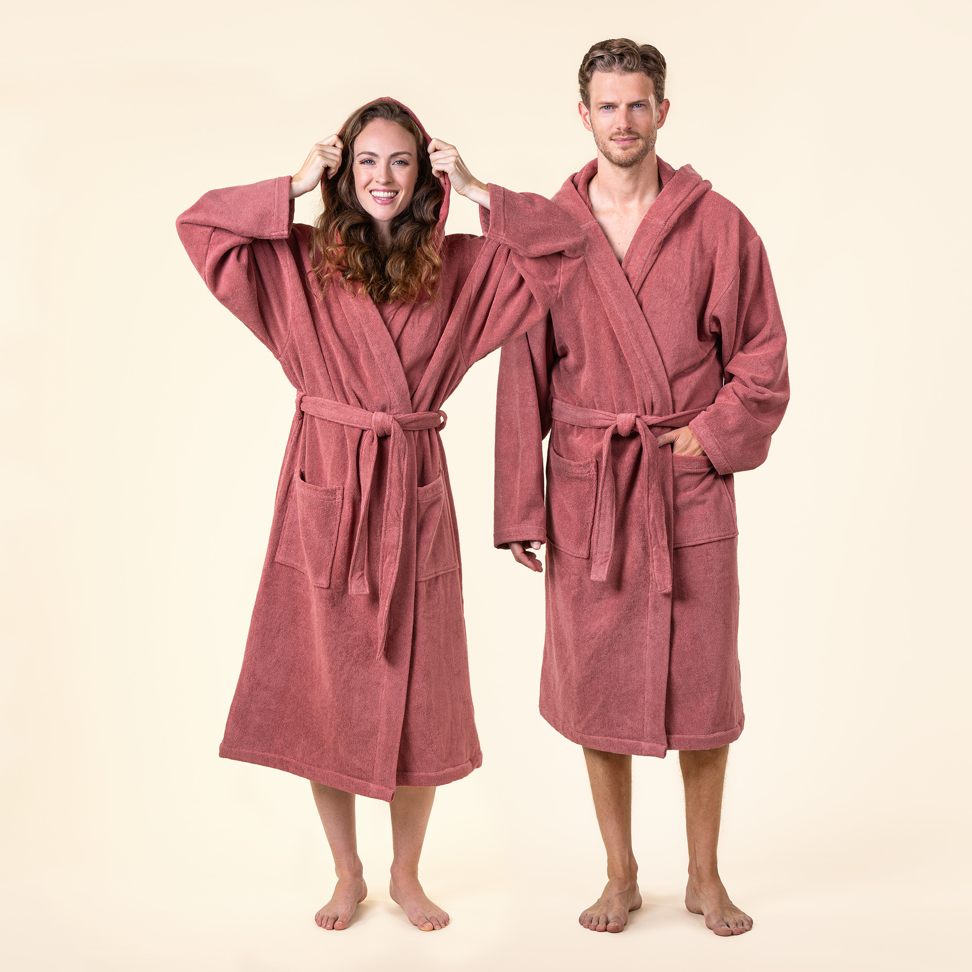 Kopalni plašč s kapuco iz 100% eko bombaža unisex roza Kopalni plašč s kapuco iz 100% eko bombaža unisex roza