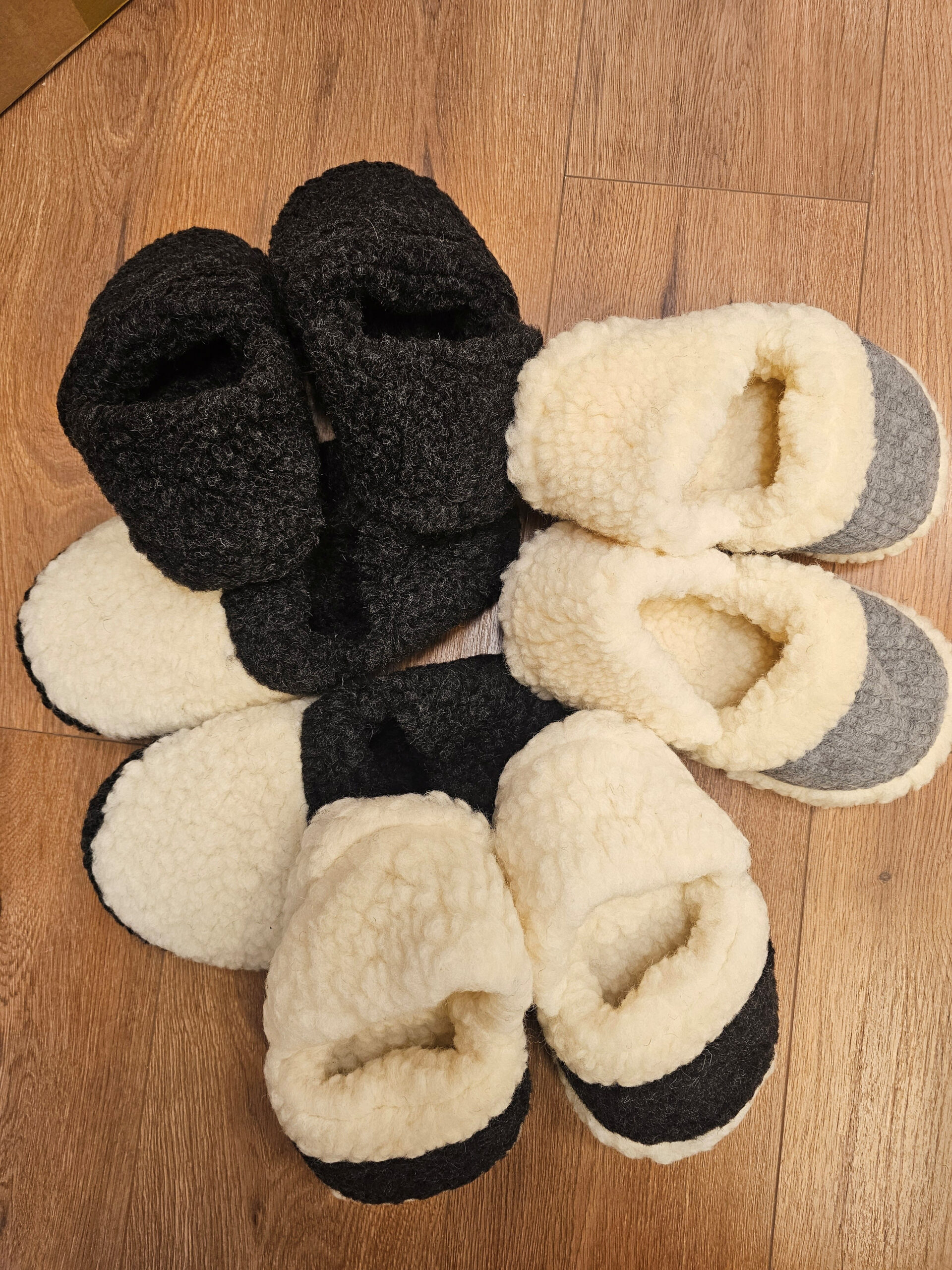 Copati iz 100% kosmatene volne natur, črni nizki, več velikosti Copati iz 100% kosmatene volne natur, črni nizki, več velikosti