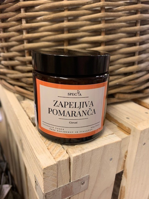 Dišeča sveča "Zapeljiva pomaranča" 120 ml. Dišeča sveča "Zapeljiva pomaranča" 120 ml.