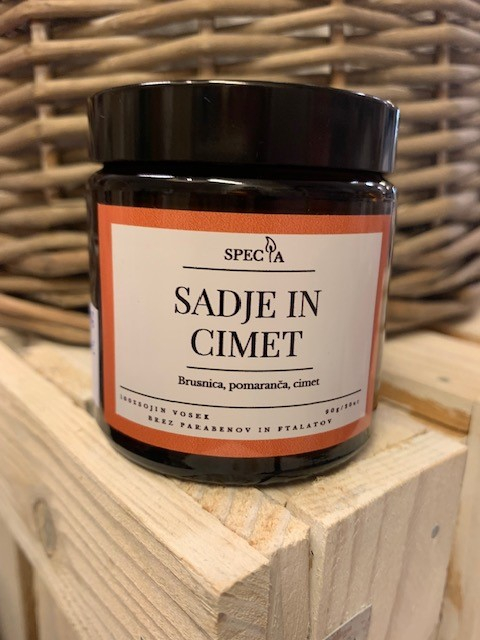 Dišeča sveča "Sadje in cimet" 120 ml. Dišeča sveča "Sadje in cimet" 120 ml.