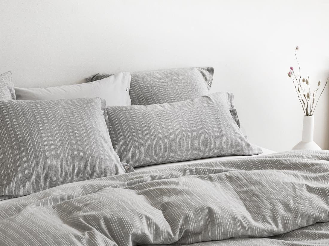 Posteljnina flanela siva črtasta, razl.dim. Posteljnina flanela siva črtasta, razl.dim.