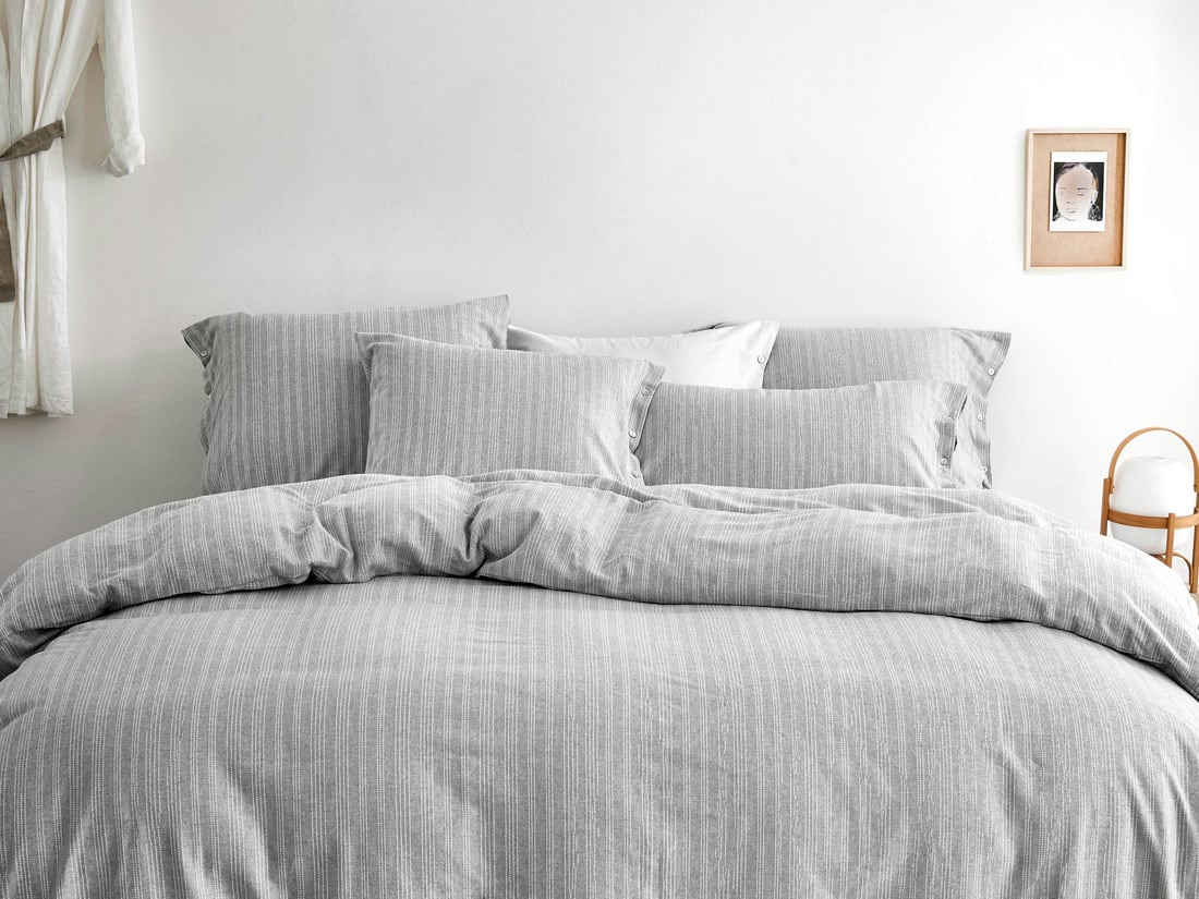 Posteljnina flanela siva črtasta, razl.dim. Posteljnina flanela siva črtasta, razl.dim.