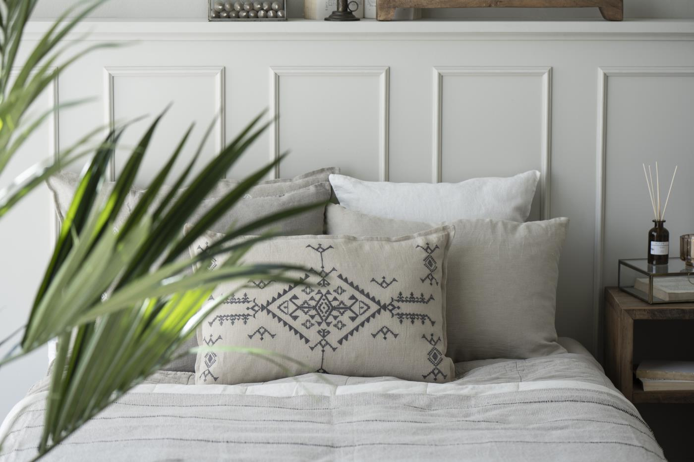 Prevleka iz 100% lanu 40x60 vezenje w/dark grey