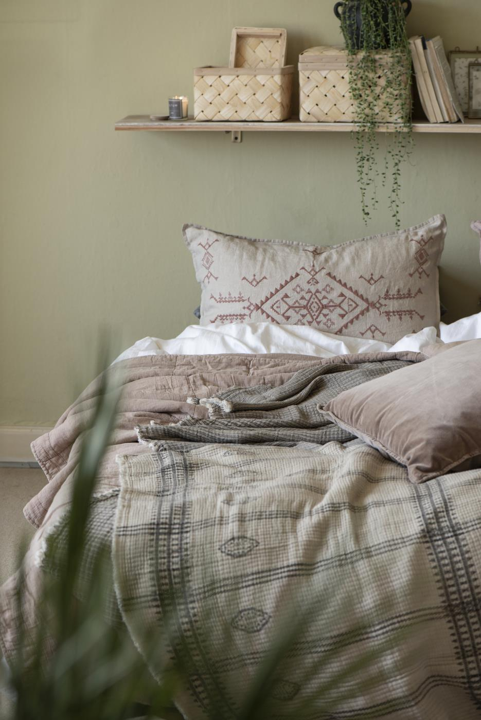 Prevleka 100% lan 50x70 vezenje w/faded rose Prevleka 100% lan 50x70 vezenje w/faded rose