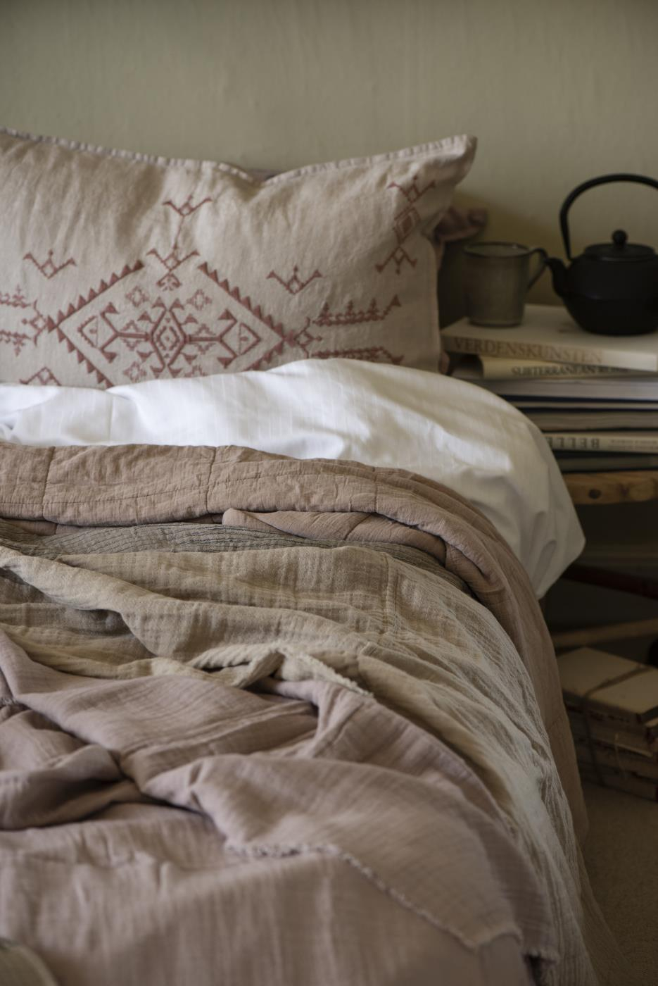 Prevleka 100% lan 50x70 vezenje w/faded rose Prevleka 100% lan 50x70 vezenje w/faded rose